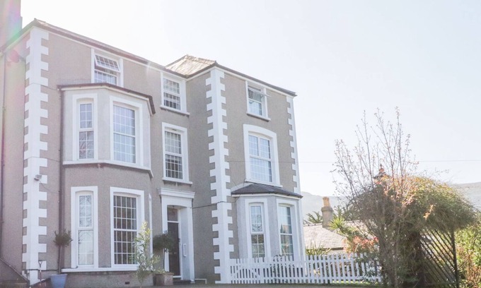 Penmaenmawr House | Pet-Friendly Penholm: Cozy Country Cottage Getaway