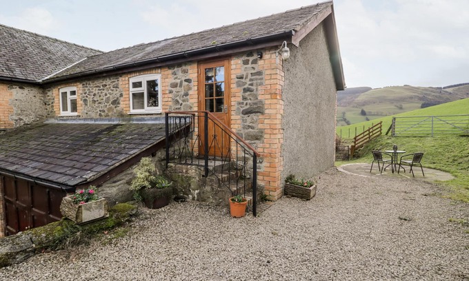 Pennant Melangell Cottage | Relax at PENIARTH with a Garden in Penybontfawr