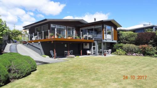 Kelvin Heights House | Experience Peninsular Lakefront with Ocean Views & Pet-Friendly Stays