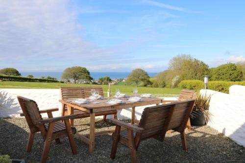 Aberporth House | Cozy Penlan Coastal Cottages - Driftwood with Hot Tub