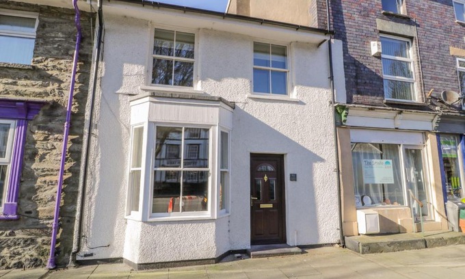 Bala House | Pet and Child Friendly Stay at Penllyn House - 4-Star Rating