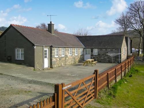 Rhyd-y-clafdy House | Pet-Friendly Getaway at Penlon Cottage for Families