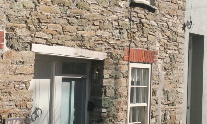Salcombe Cottage | Top-Rated Penn Cottage: Family-Friendly with Breakfast & Kitchen