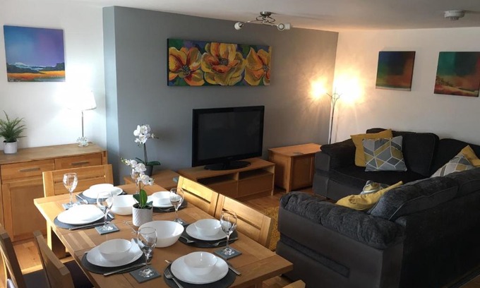 Lumbutts Apartment | Guest Rated 9.5: Family-Friendly Pennine View in Manchester