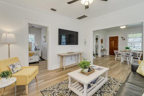 Lakeland House | Charming 2BR Historic Bungalow in Downtown - Rated 10/10