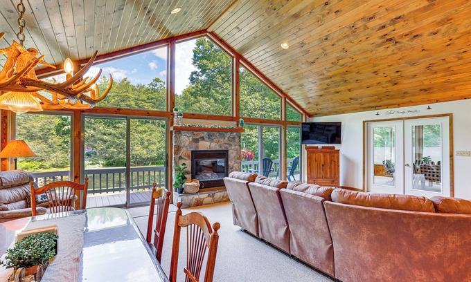 Belleville Cottage | Pennsylvania Cabin Hideaway: Hot Tub & Deck!