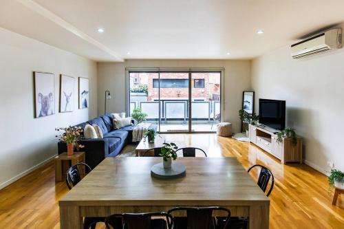 Brunswick Apartment | Penny 2BR Stylish Brunswick Stay with Parking