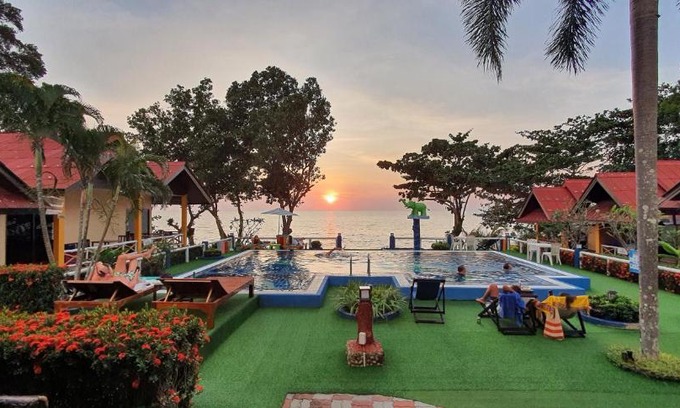 Ko Chang Hotel | Penny's Resort: Oceanfront Escape with Pool & Restaurant