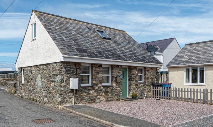 Cemaes Bay Cottage | Pet-Friendly Penrhyn Cottage with Oceanfront Views