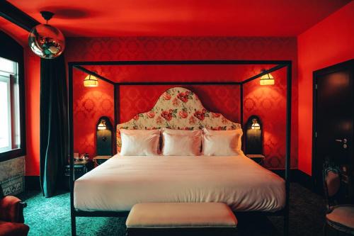 Sao Paulo House | Discover Pensão Amor Madam's Lodge: Highly Rated with Breakfast