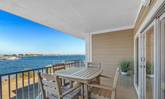 Pensacola Beach Condo | Waterfront Escape at Pensacola Beach: Paddleboards & More