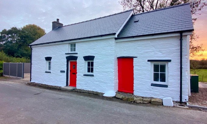Rhydlewis House | Pet-Friendly Haven at Pensarngerrig: A 4-Star Retreat