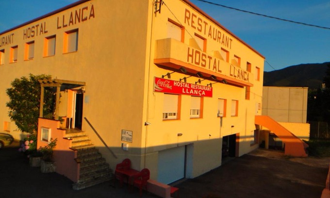 Llanca House | Pet-Friendly Retreat at Pensió Restaurant Llança with Ocean Views