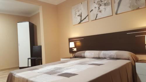 Vilafranca del Penedes House | Budget-Friendly Pensión Avenida: Family and Dining Options