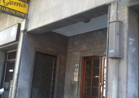 Irun House | Budget-Friendly Stay at Pensión Gema: Pet Friendly Comfort
