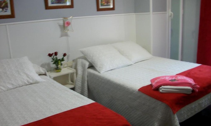 Beiro House | Family-Friendly Stay at Pensión Moni Albayzin with Kitchen