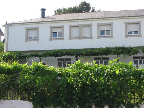 Portomarin House | Inviting Pensión Portomiño: Family-Friendly with Dining Options
