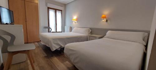 Oviedo City Centre House | Cozy Pensión Romero: Breakfast Included & Family Friendly