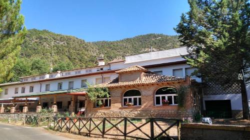 La Iruela House | Relax at Pensión Rural Arroyo la Teja with Ocean Views