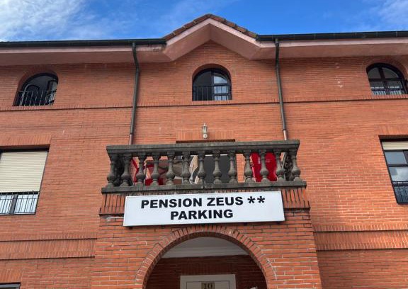 Barakaldo House | Budget-Friendly Stay at Pensión Zeus - Guest Rated 8/10