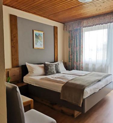 Loipersdorf bei Fuerstenfeld Bed & Breakfast | Pet-Friendly Pension Arkadenhof: Family and Dining Delight