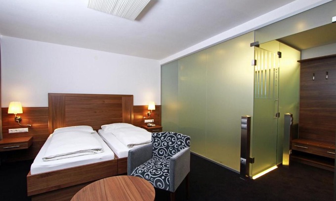 Favoriten House | Inviting Pension am Kurpark: Pet-Friendly with Hot Tub & Dining