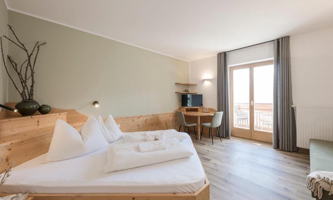 Schenna House | Pet-Friendly Pension-Appartement Mitterhofer with Ocean Views