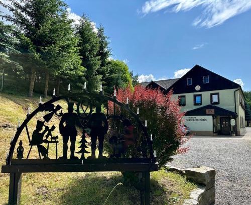 Seiffen House | Pension Bennelliebschänke: Pet-Friendly Retreat with Breakfast