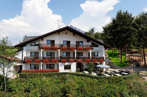 Saldenburg House | Highly Rated Pension Bergstub'n with Family-Friendly Amenities