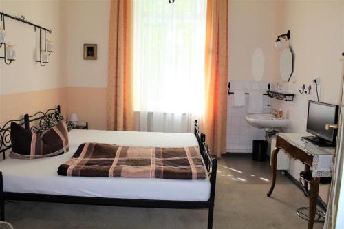 West Berlin Centre House | Pet Friendly Pension Brinn with Breakfast & High Guest Ratings