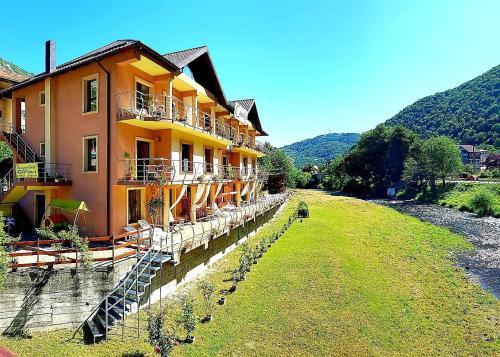 Baile Herculane House | Cozy Pension Camelia: Child-Friendly with Hot Tub Access