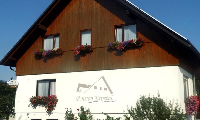 Oelshausen House | Pet-Friendly Pension Erpetal with Breakfast & Kitchen Access
