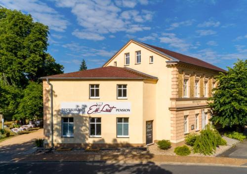 Niedergoersdorf House | Pet-Friendly Pension EssLust: Family-Approved Comfort Awaits