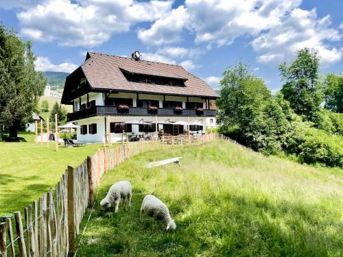 Arriach Hotel | Discover Gasthof Arriach: Oceanfront Retreat with Breakfast