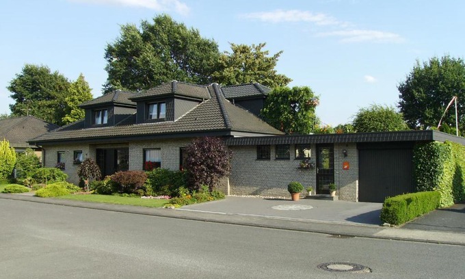Milte House | Guest Rated Pension Geva: Family-Friendly with Breakfast & Hot Tub