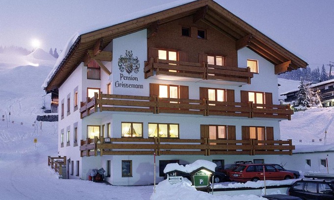 Lech am Arlberg House | Pet-Friendly Pension Grissemann with Hot Tub & Restaurant