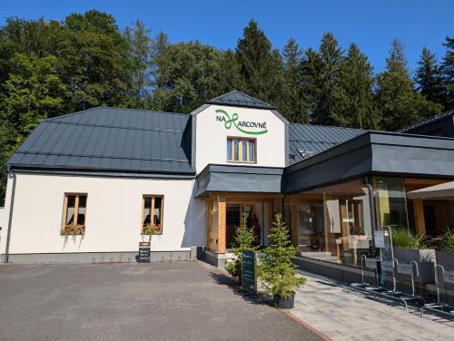 Frydlant nad Ostravici House | Welcoming Pension Harcovna: Family-Friendly with Breakfast