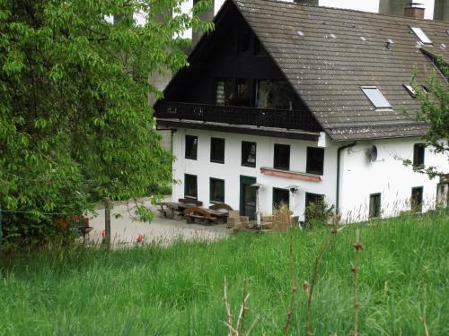 Luedenscheid House | Pet-Friendly Pension Hesse with Hot Tub & Breakfast Options