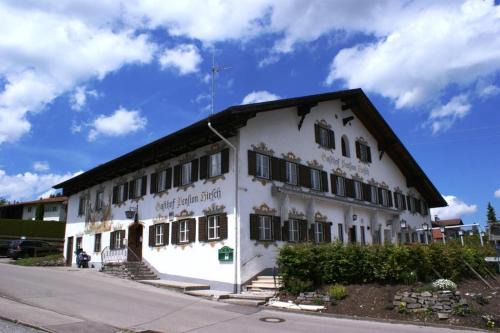 Lechbruck Hotel | Welcoming Pension Hirsch: Poolside Relaxation Awaits