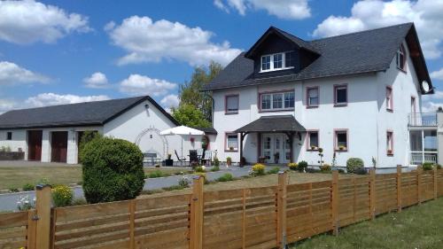 Morsdorf Bed & Breakfast | Discover Pension Kölzer: Family-Friendly with Hot Tub & Breakfast