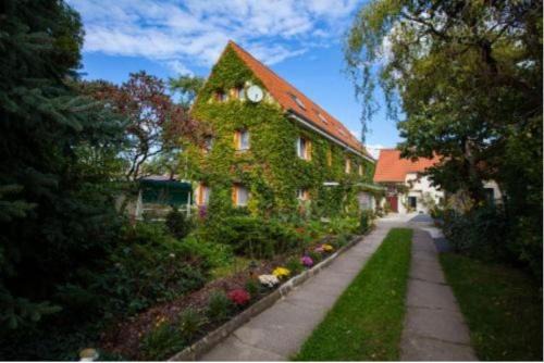 Zitzschewig Apartment | Pet-Friendly Pension Kleint: Family Stay with Spa Access