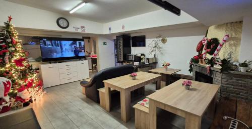 Rhein-Erft-Kreis District House | Cozy Zimmer Bedburg Kaster with Pool & Kitchen Access