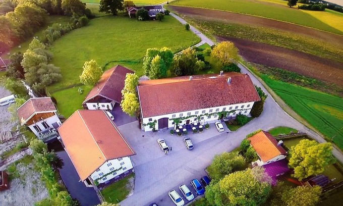 Traunreut House | Pet-Friendly Pension Poschmühle with Breakfast & Dining