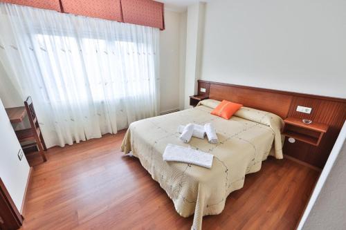 Vimianzo House | Welcoming Pension Santos: Family-Friendly & Accessible Stay
