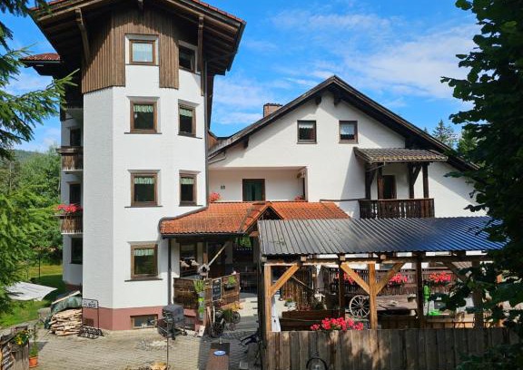 Zwiesel House | Guest Rated 9/10 at Pension Schatzkisterl with Dining Options