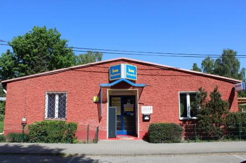 Schoenefeld House | Comfortable Stay at Pension Schwalbenweg with Hot Tub