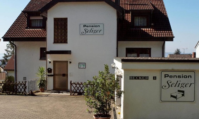 Meersburg House | Welcoming Pension Seliger: Family-Friendly with Breakfast