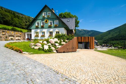 Spindleruv Mlyn House | Pet-Friendly Retreat: Pension Slunečnice with Spa & Dining