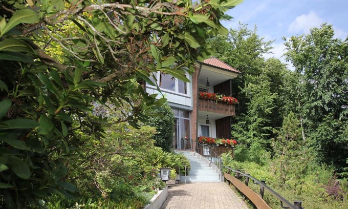 Bad Grund House | Pet-Friendly Pension Talblick: Oceanfront Retreat with Hot Tub