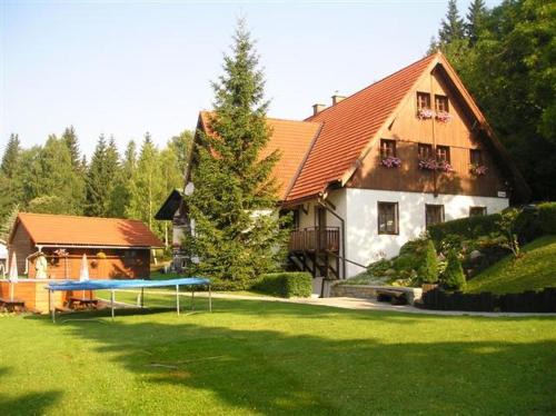 Harrachov House | Guest Rated: Pension U Háčků with Oceanfront Pool